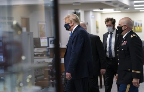 Trump se je ustrašil in po dolgem nasprotovanju začel nositi zaščitno masko