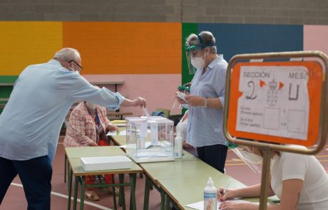 V Baskiji in Galiciji prve volitve po epidemiji v Španiji