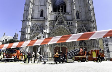 V povezavi s požigom v katedrali v Nantesu zaslišujejo moškega