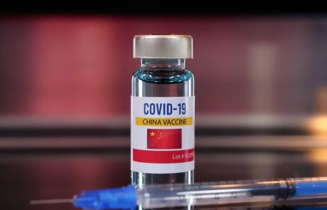 Borze razburkala novica o bolj učinkovitem cepivu proti covidu-19