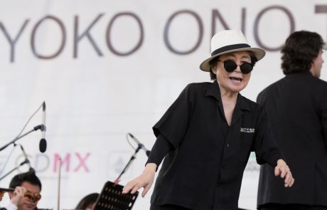 Yoko Ono s pročelja Meta svet poziva k skupnim sanjam