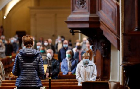 Vlada popustila pod pritiskom Cerkve in dovolila verske obrede, čeprav zaradi katastrofalne epidemiološke slike večina dejavnosti ostaja zaprtih