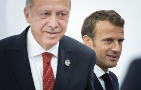 Erdogan znova verbalno napadel Macrona: “Res bi moral na pregled k psihiatru”