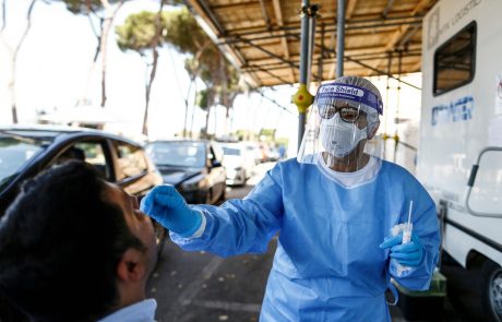 Od februarja v povezavi s pandemijo zabeležili več kot 600 napadov na zdravstvene delavce