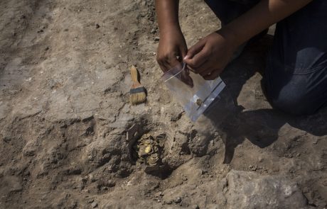 Mladostnika odkrila zaklad, na kakršne celo poklicni arheologi naletijo le zelo redko