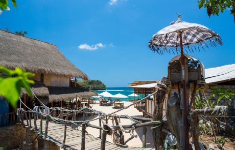 Panika na Baliju po sprejetju zakona, ki prepoveduje izvenzakonske odnose: Oblasti poskušajo prepričati turiste, da se pri njih ne bo izvajal nadzor