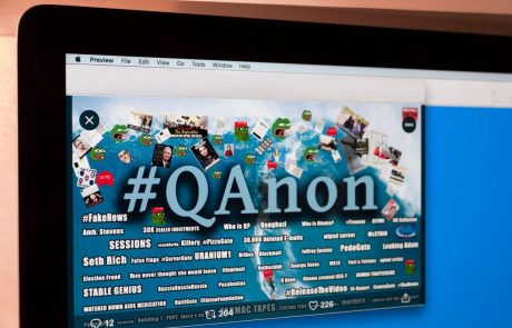 Twitter blokiral 70.000 računov, povezanih z nevarno teorijo zarote QAnon
