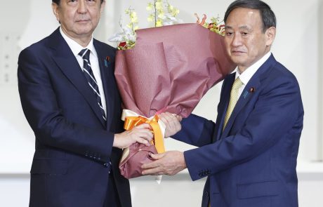 Novi bodoči japonski premier Yoshihide Suga dan začne in zaključi s sto trebušnjaki, njegova šibka točka pa so palačinke