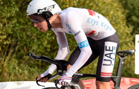Slovenski kolesarski zvezdnik Tadej Pogačar je po peti od sedmih etap dirke po Združenih arabskih emiratih tik pred skupno zmago