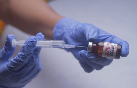 Vlada sprejela posodobljeno strategijo cepljenja proti covidu-19