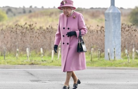 Britanska kraljica prvič po sedmih mesecih znova v javnosti