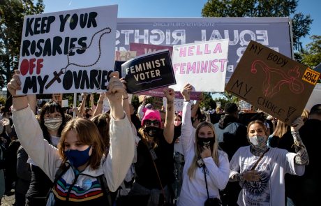 Ameriške ženske množično protestirajo proti Trumpu in njegovi kandidatki za vrhovno sodnico