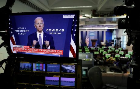 Biden opozarja Trumpa: “Če ne bomo sodelovali, bo umrlo še več ljudi”