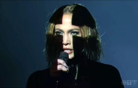 Jennifer Lopez na podelitvi American Music Awards presenetila s kratko frizuro in nastopom, ki ga je “ukradla” od Beyonce!