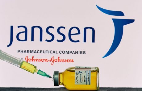 Minister Poklukar se ni oziral na stroko, ko je sprejel odlok o izpolnjevanju pogoja PCT takoj po cepljenju z Janssenom