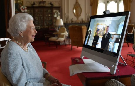 Britanska kraljica čaka na cepivo, cepljena bo med prvimi