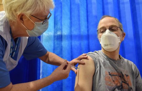 Cepljenje z drugim odmerkom v domovih za starejše bo od 18. januarja naprej