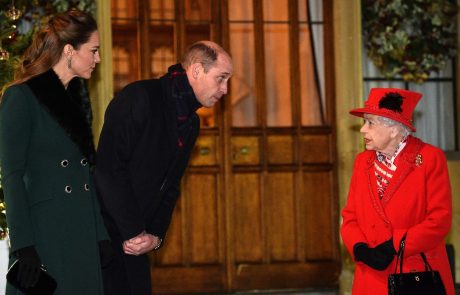 Bizarna božična tradicija, ki se ji kraljica noče odpovedati: Celo Kate in William se je morata držati
