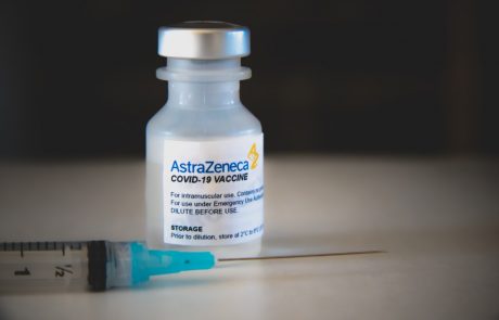 Tretji odmerek cepiva AstraZenece učinkuje proti različici omikron