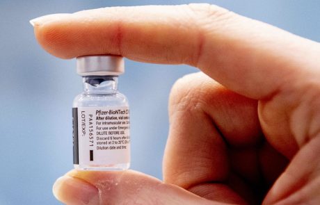 V prihodnjih dneh začetek cepljenja proti covidu-19 tudi za splošno prebivalstvo, med prvimi najstarejši