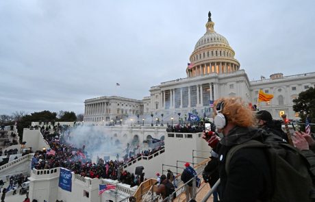 Trump obljubil nemoten prehod oblasti, pozivi k njegovi odstavitvi se krepijo