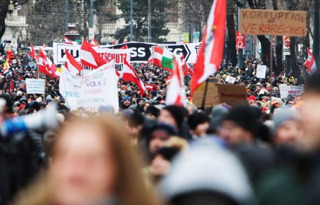 Na Dunaju množični protesti proti protikoronskim ukrepom