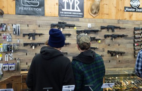 New York želi mlajšim od 21 let prepovedati nakup polavtomatskih pušk, a boj z orožarskim lobijem zna biti pretrd oreh