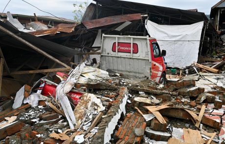 Močan potres v Indoneziji zahteval več deset smrtnih žrtev