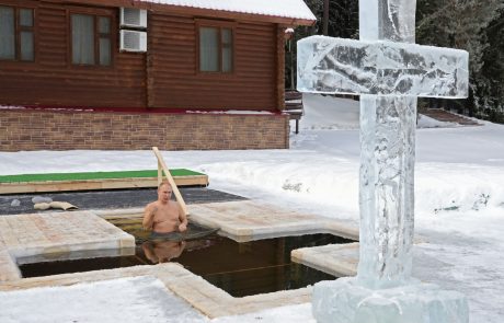 Ruski predsednik Putin ob pravoslavnih svetih treh kraljih tradicionalno skočil v ledeno vodo