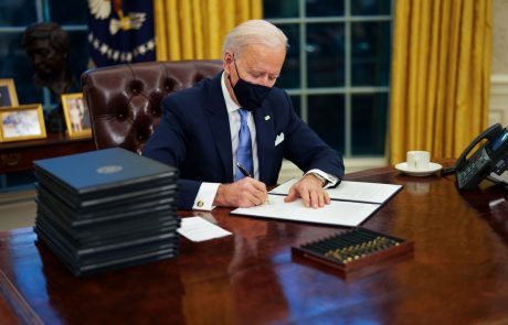Biden že zavihal rokave: podpisal prvih 17 izvršnih ukazov in odlokov