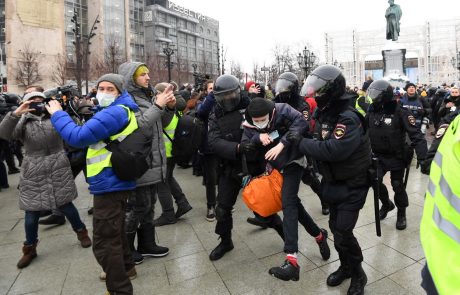 Na protestih za izpustitev Navalnega v Rusiji več kot 2000 aretacij