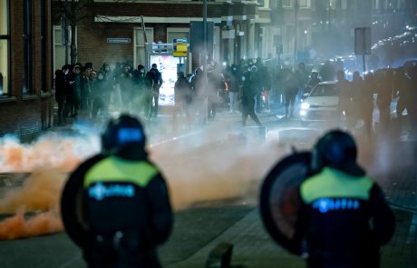 Na Nizozemskem nova noč nasilnih izgredov zaradi policijske ure, policiste obmetavali s petardami in kamni