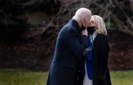 Kako prisrčno je videti novopečenega ameriškega predsednika Joeja in njegovo ženo Jill govoriti o njunih otrocih in vnukih (video)