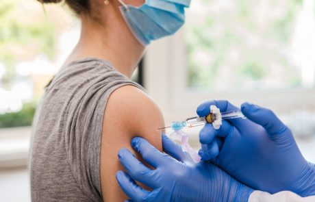 Cepljenje proti covidu-19 je primerno tudi za onkološke bolnike, ki so na aktivnem zdravljenju