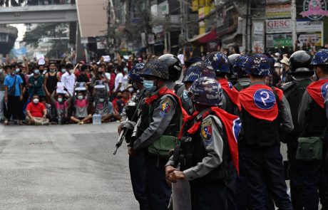 Protesti v Mjanmaru se krepijo, vojaška hunta blokirala internet