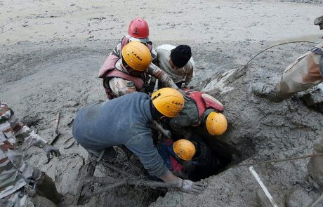 Po odlomu himalajskega ledenika v Indiji 15 mrtvih, več kot 160 pogrešanih