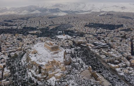 V Grčiji zaradi sneženja in neobičajnega mraza brez elektrike več deset tisoč gospodinjstev