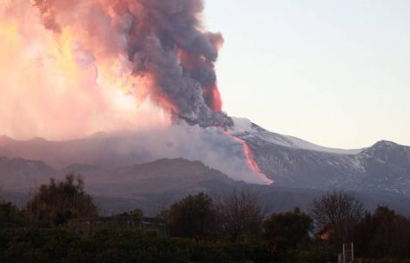 Zaradi vnovičnega izbruha Etne začasno zaprli letališče v Catanii
