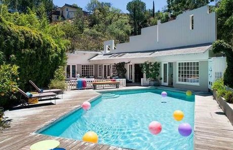 Si predstavljate karanteno v tej hiši z bazenom, kjer trenutno uživata novopečena holivudska zaljubljenca?