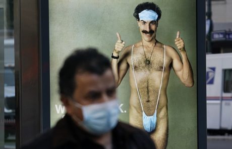 Nomadland in Borat osvojila filmska zlata globusa, Krona kraljevala med televizijskimi serijami