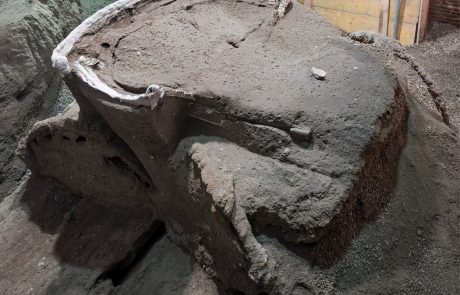 FOTO: Arheologi odkrili dva tisoč let staro erotično kočijo