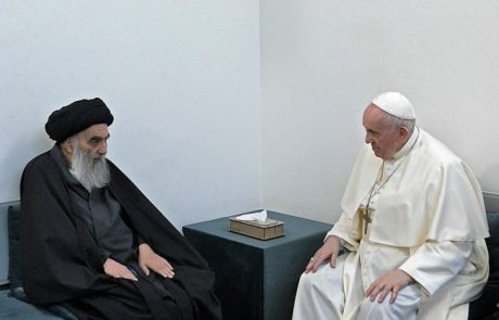 Zgodovinski obisk: Papež se je v Iraku srečal z najpomembnejšim verskim voditeljem v državi
