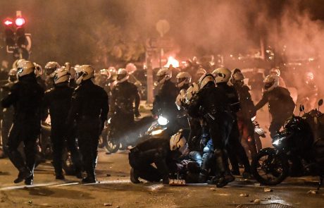 V Atenah na protestih proti policijskem nasilju izbruhnili izgredi, več huje ranjenih