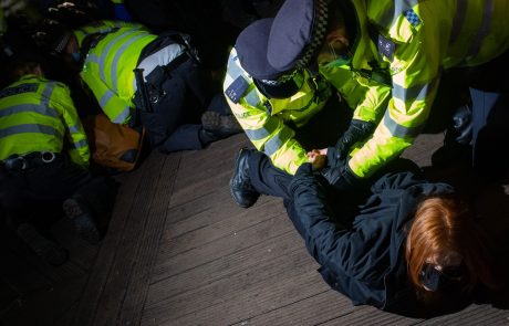 Londonska policija na bedenju za umorjenko aretirala štiri osebe: “Sram naj vas bo!”