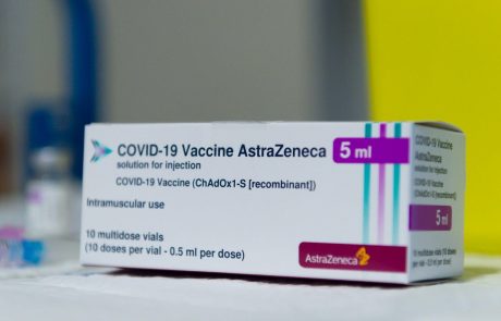 Znanstveniki verjamejo, da so odkrili “sprožilec”, ki vodi do izjemno redkega pojava krvnih strdkov po cepljenju s cepivom AstraZeneca