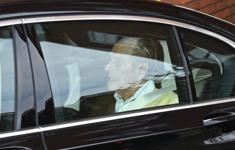 Prve fotografije: 99-letni princ Philip po mesecu dni zapustil bolnišnico in se vrnil h kraljici