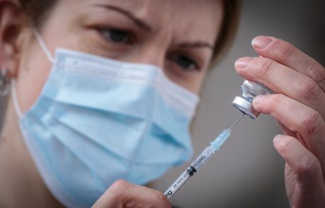 Švedska priporoča četrti odmerek cepiva za starejše od 80 let