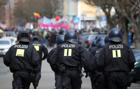 Po Evropi protesti proti omejitvenim ukrepom, v Nemčiji posredovala policija
