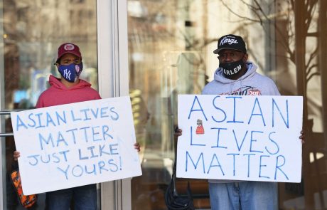 Grozljiv rasistični napad v New Yorku: Medtem ko jo je tepel so mimoidoči le gledali