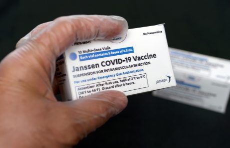 Študija: Poživitveni odmerek cepiva Johnson & Johnson 85-odstotno učinkovit proti omikronu